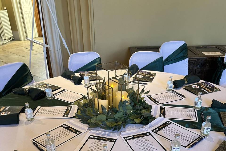 Low centrepieces, napkins