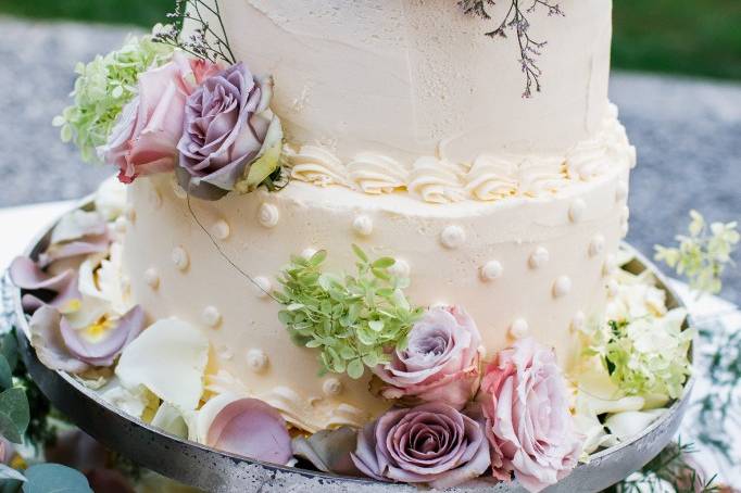 Cake with fresh flowers