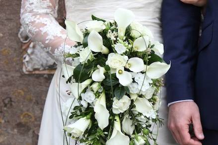 Shower bouquet of roses &calla