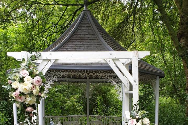 White arch, inside or outside