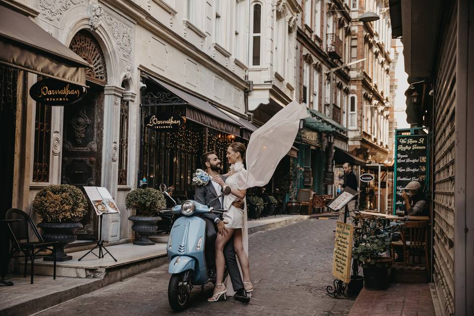 City elopement with motorcycle