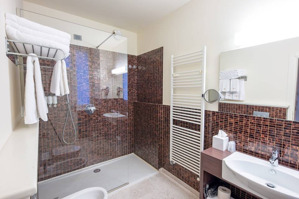 Villa Elena Junior Suite bathr