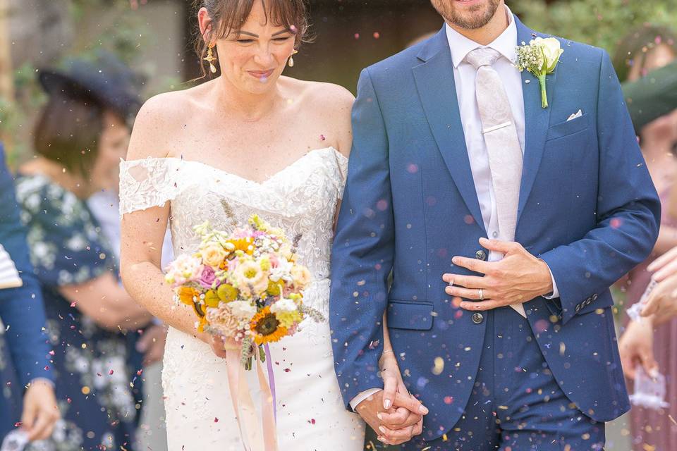 Confetti bride and groom