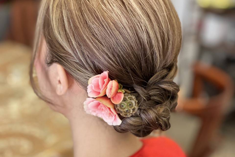 Simple and elegant hairstyle