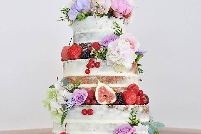 Butter cing with fresh fruits