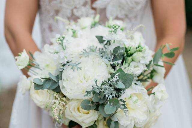 Neutral bridal bouquet