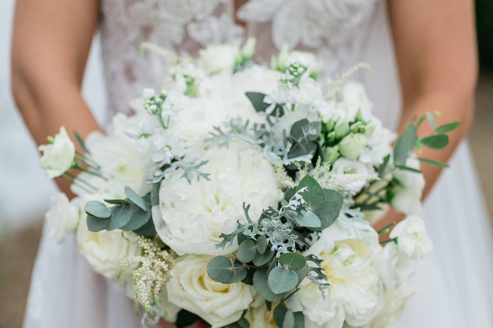 Neutral bridal bouquet