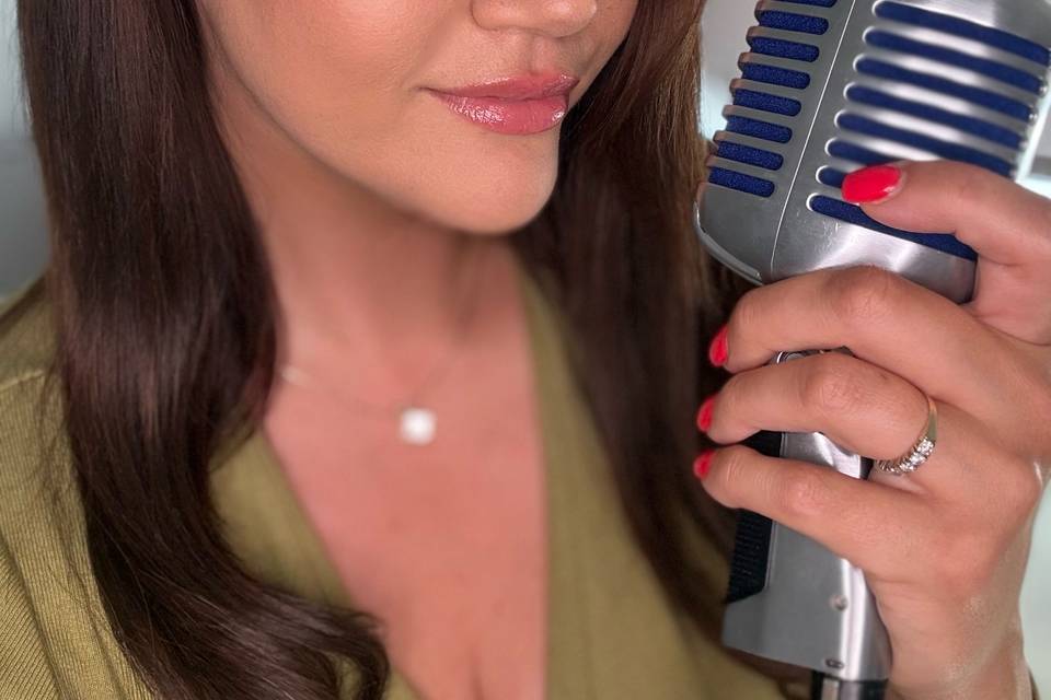 Katrina & her Shure 55 mic.