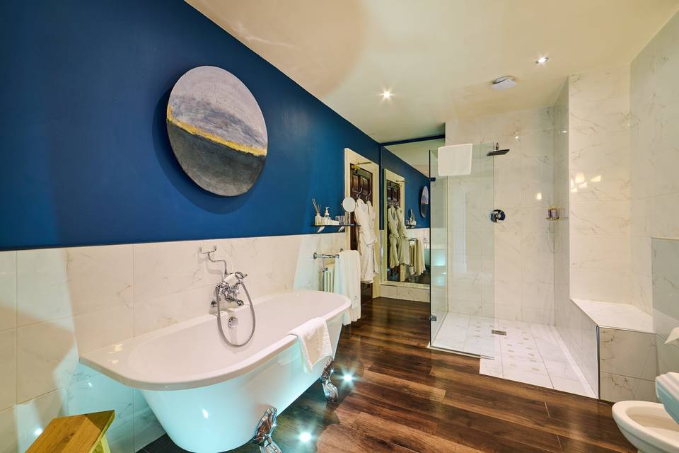 Suite Bathroom