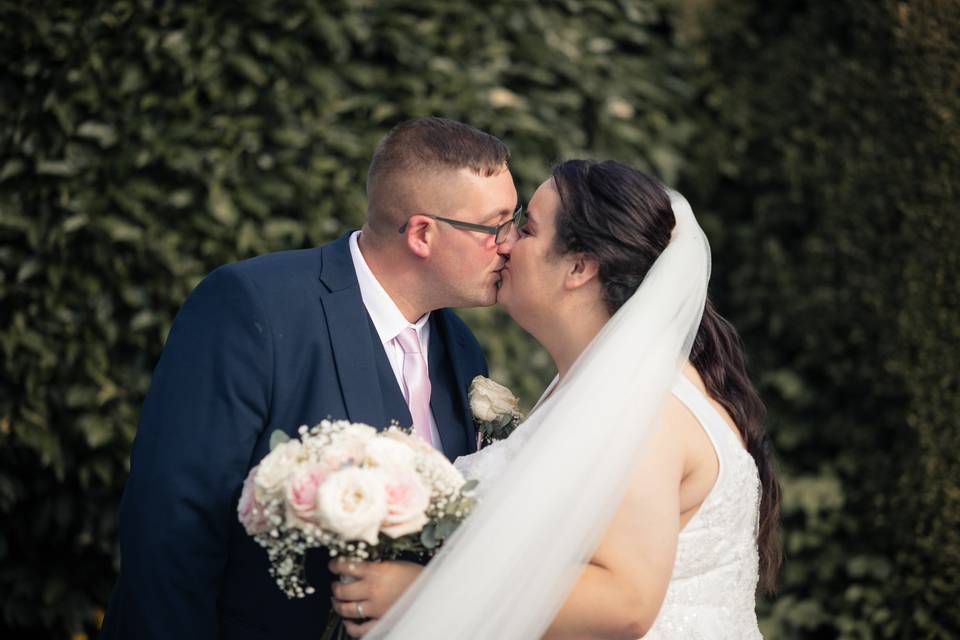 Classic veil kiss