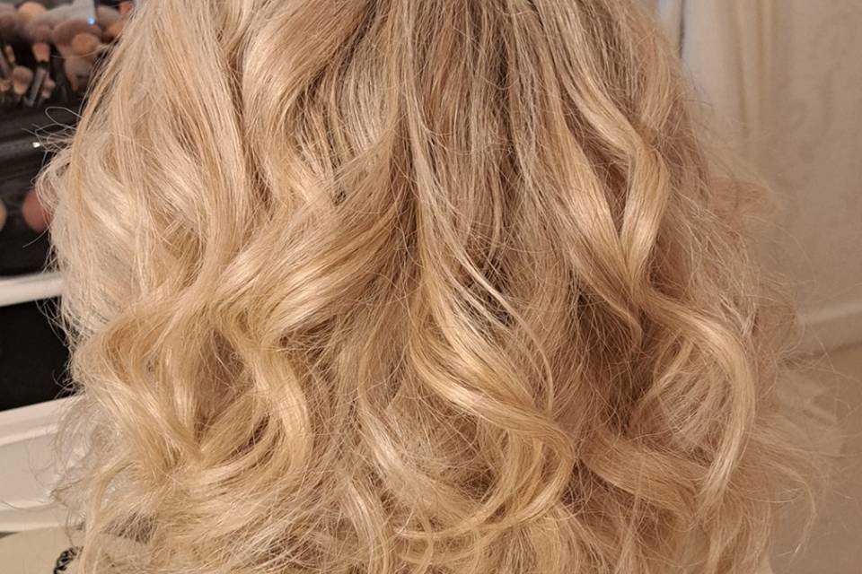 Loose wavy curls