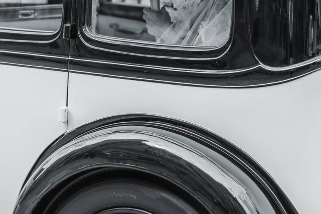 Bride arrival in wedding car