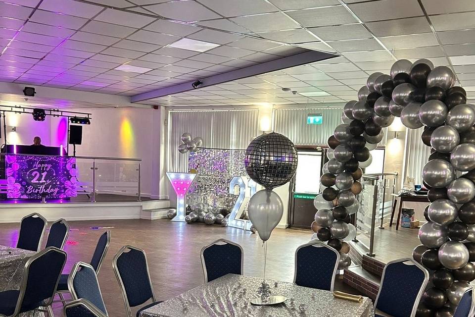 Balloon arch and table cloth