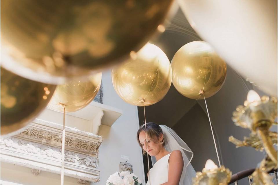 Gold venue balloons