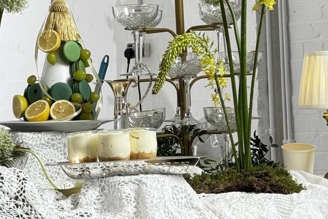 Foxglove and allium tablescape