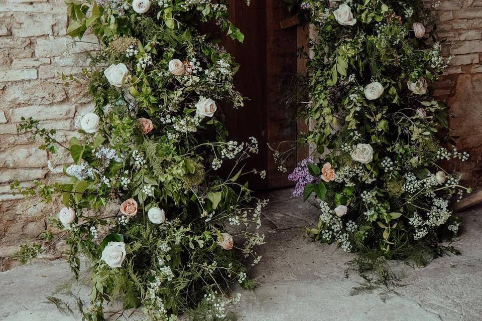 Fleur de T. split floral arch