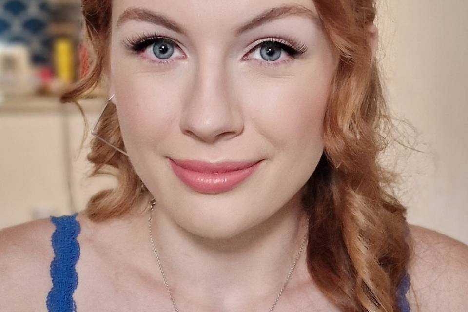 Glowing natural wedding makeup