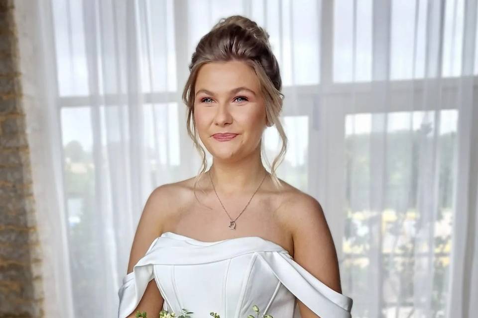 Glowing, natural bridal makeup