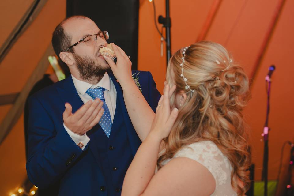 Bride feeds groom cake