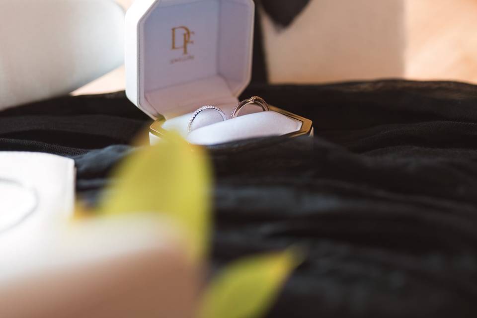 Luxury wedding rings photo