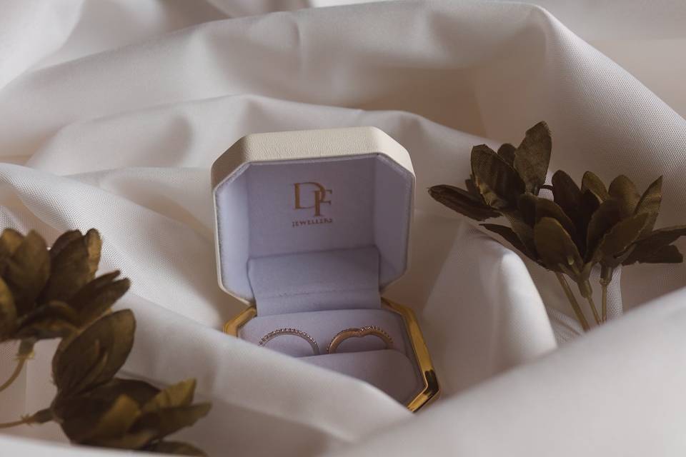 Minimal wedding ring detail