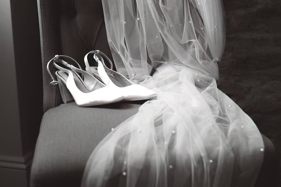 Bridal shoes and veil details