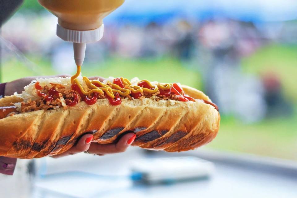 Preparing a hot dog