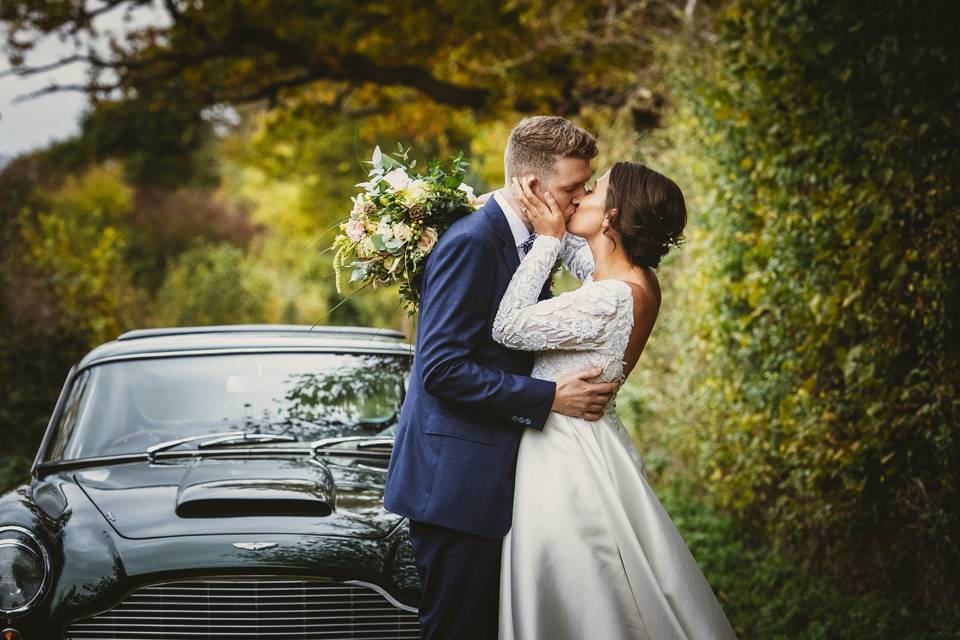 Newlyweds kissing - Jon Thorne Weddings