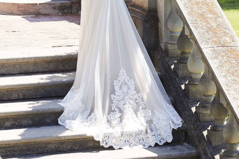 Scalloped-edge wedding gown