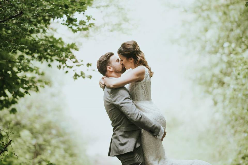 Couple kissing - Blue Lily Weddings