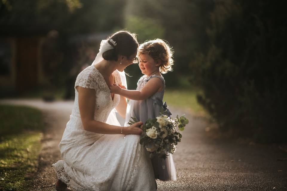 Couple kissing - Blue Lily Weddings