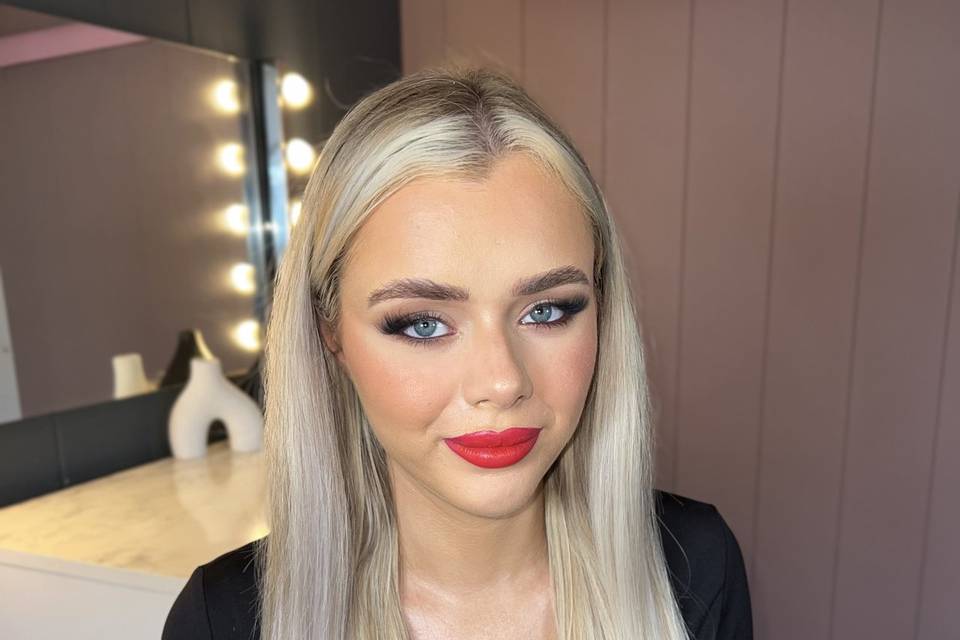 Perfect red glamour makeup