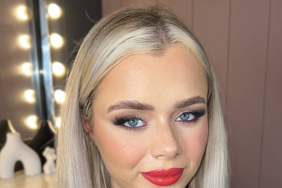 Perfect red glamour makeup