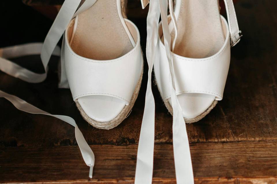 Bridal shoes & accessories