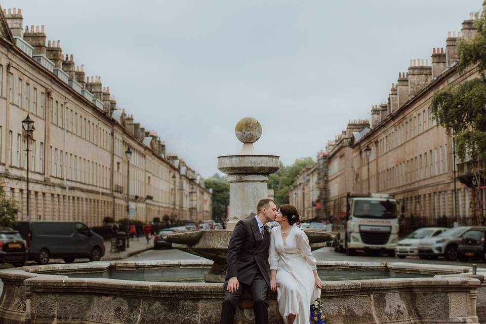 Kiss by the fountain