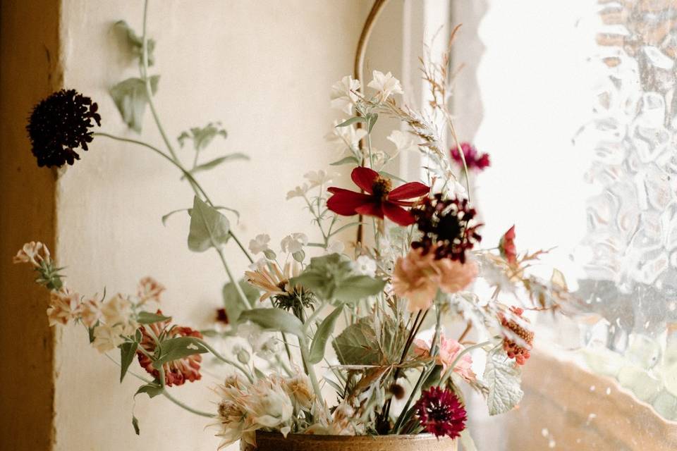 Table footed bowl
