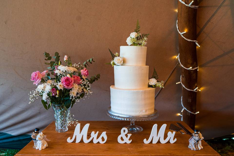 Tipi backdrop for your cake.