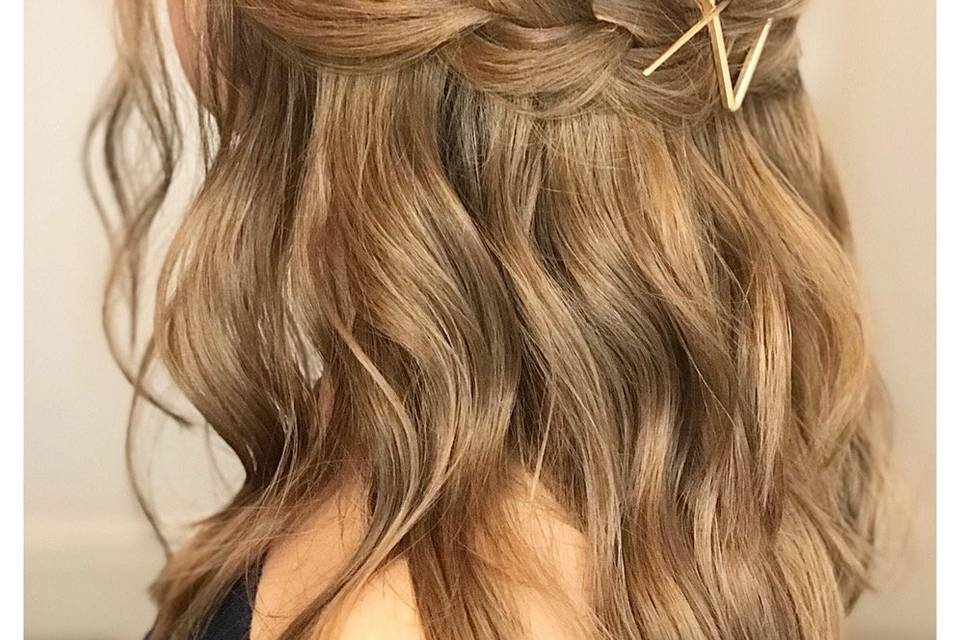 Braided hairstyle with waves