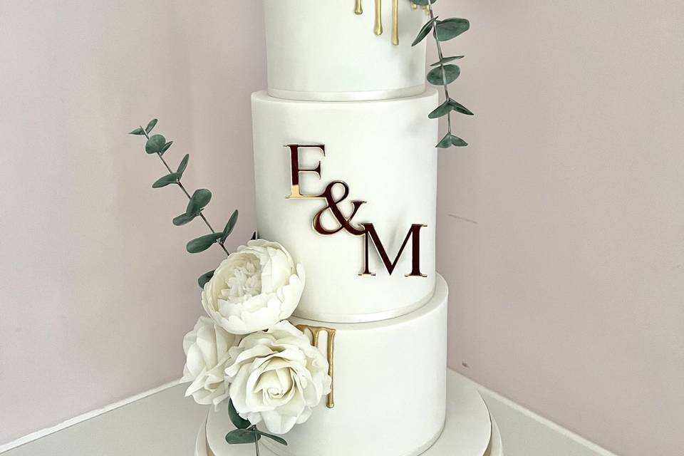 Cake charm wedding cake