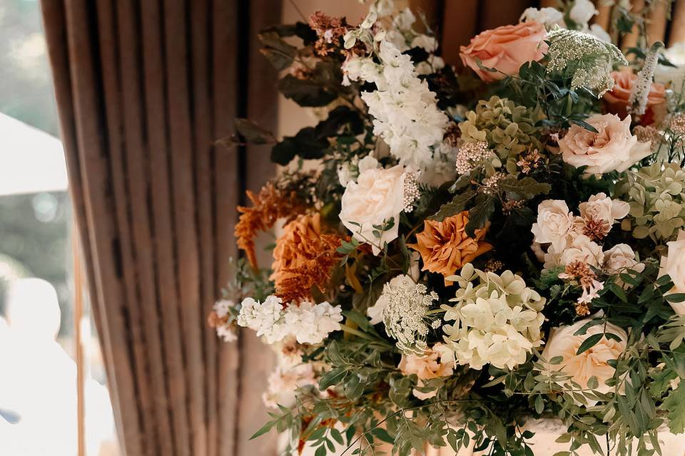 Statement ceremony urns