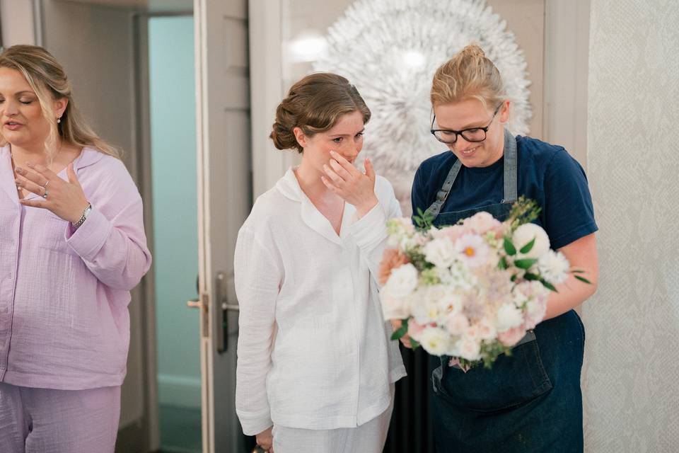 Bridal bouquet handover