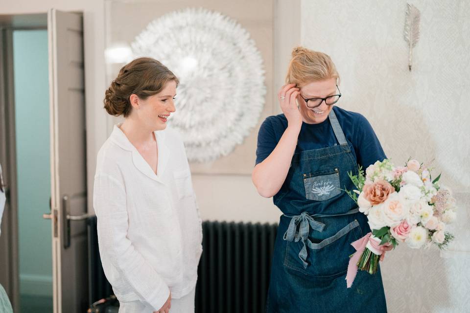 Bridal bouquet handover