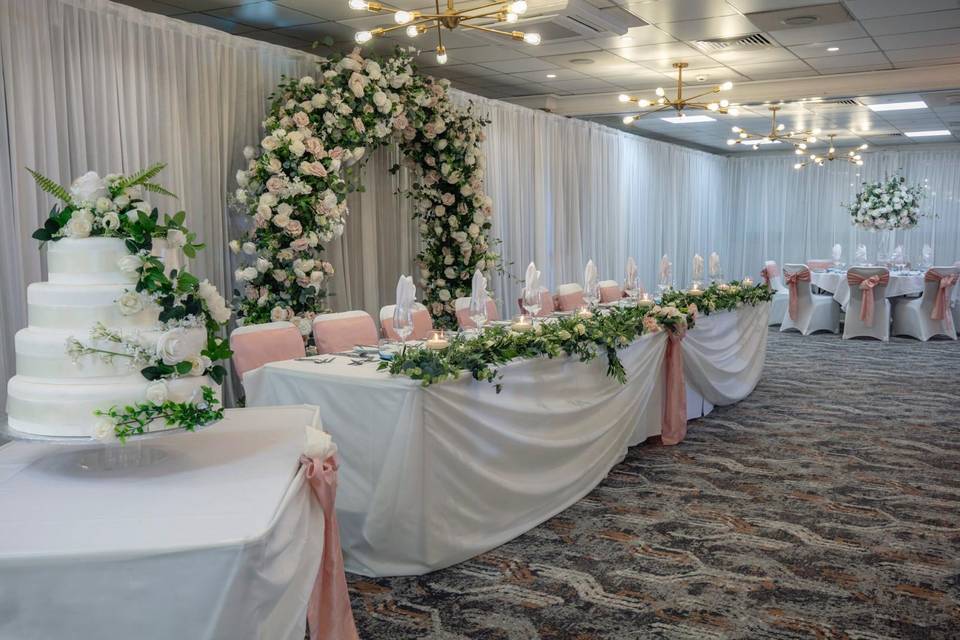 Luxury Arch for Top Table