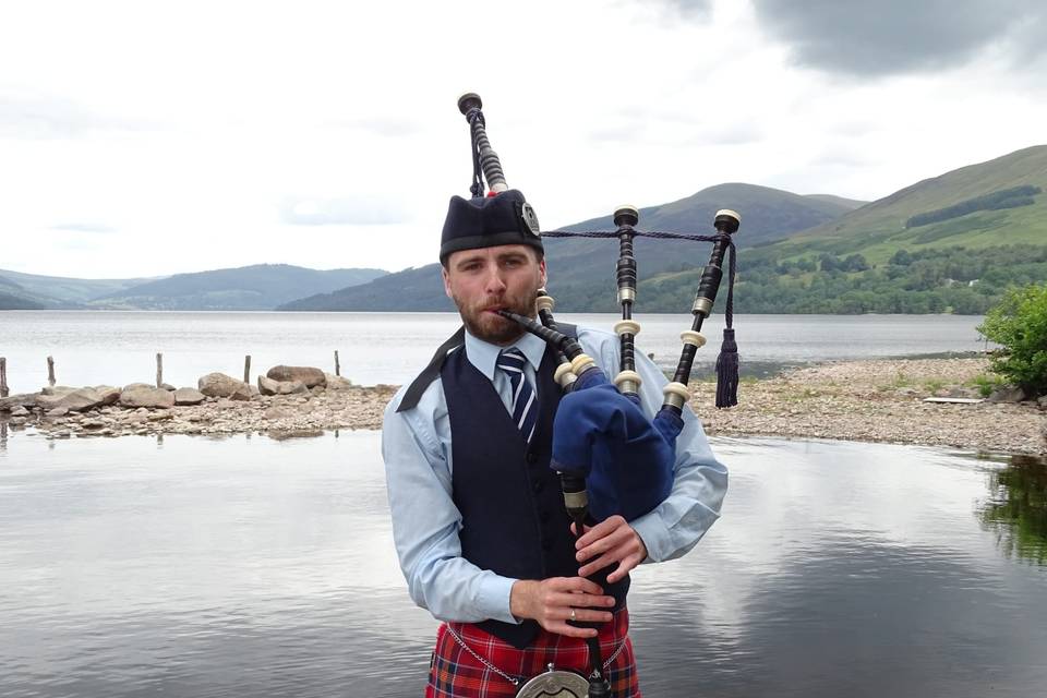 Wedding on the side of a loch