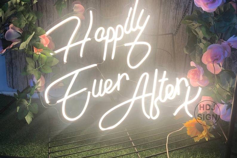 Neon Signage - HAPPILY EVER AF