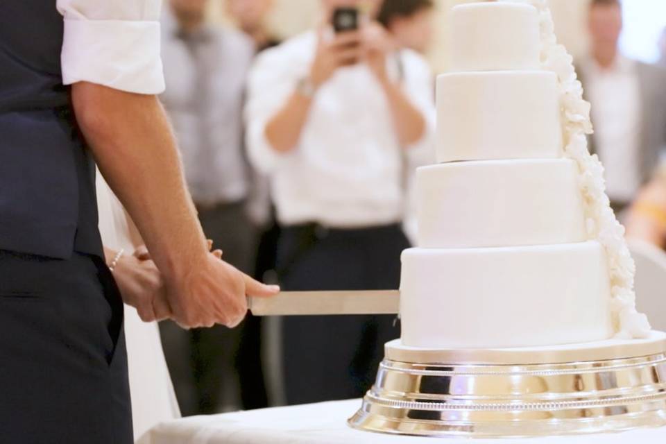 Cutting the wedding cake