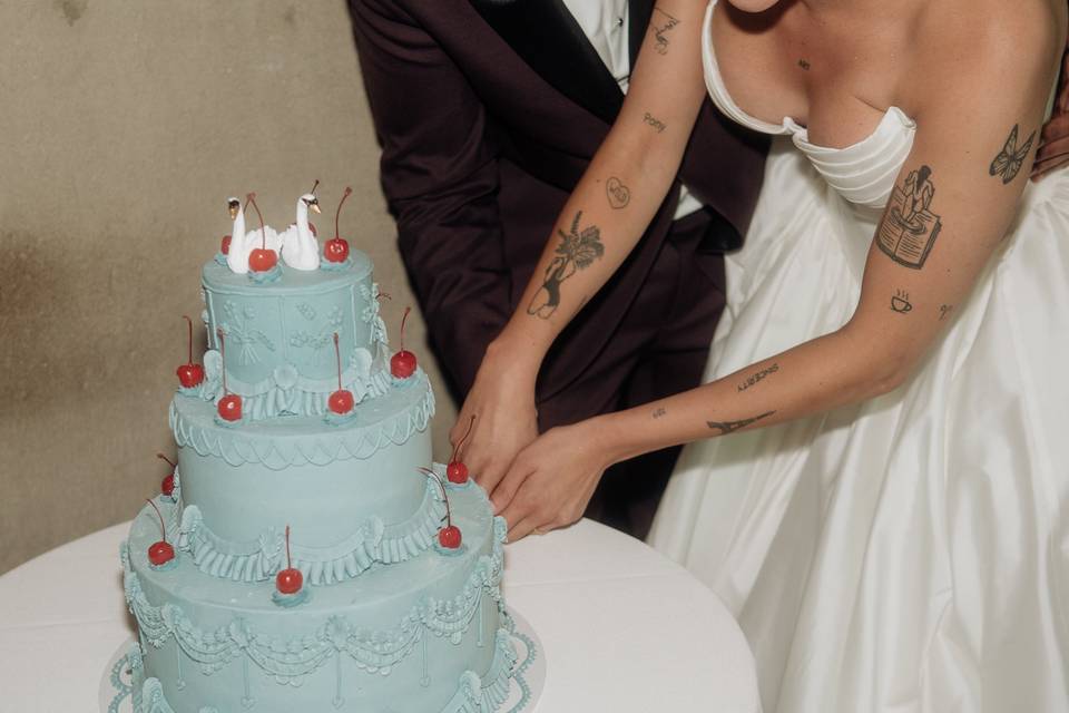 Cutting cake
