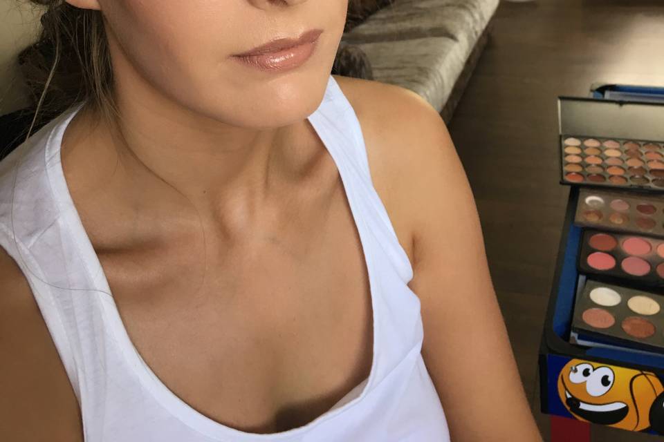 Bridal makeup gold glitter