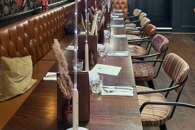 Table decor with feathers