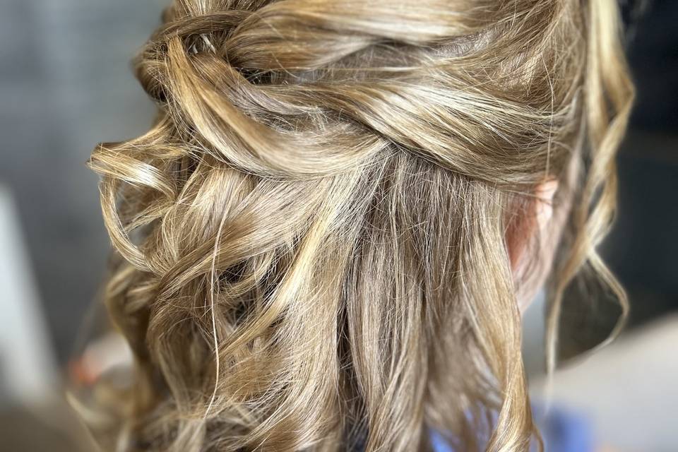 Bridesmaid’s hair